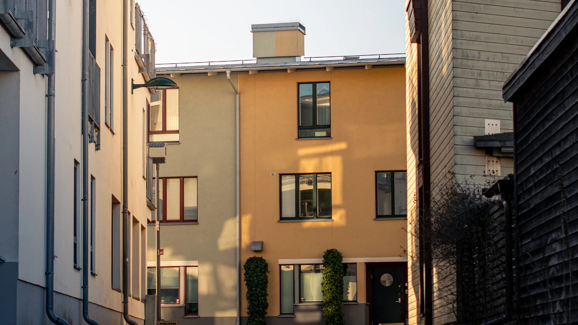 Grannskap med fint kvällsljus